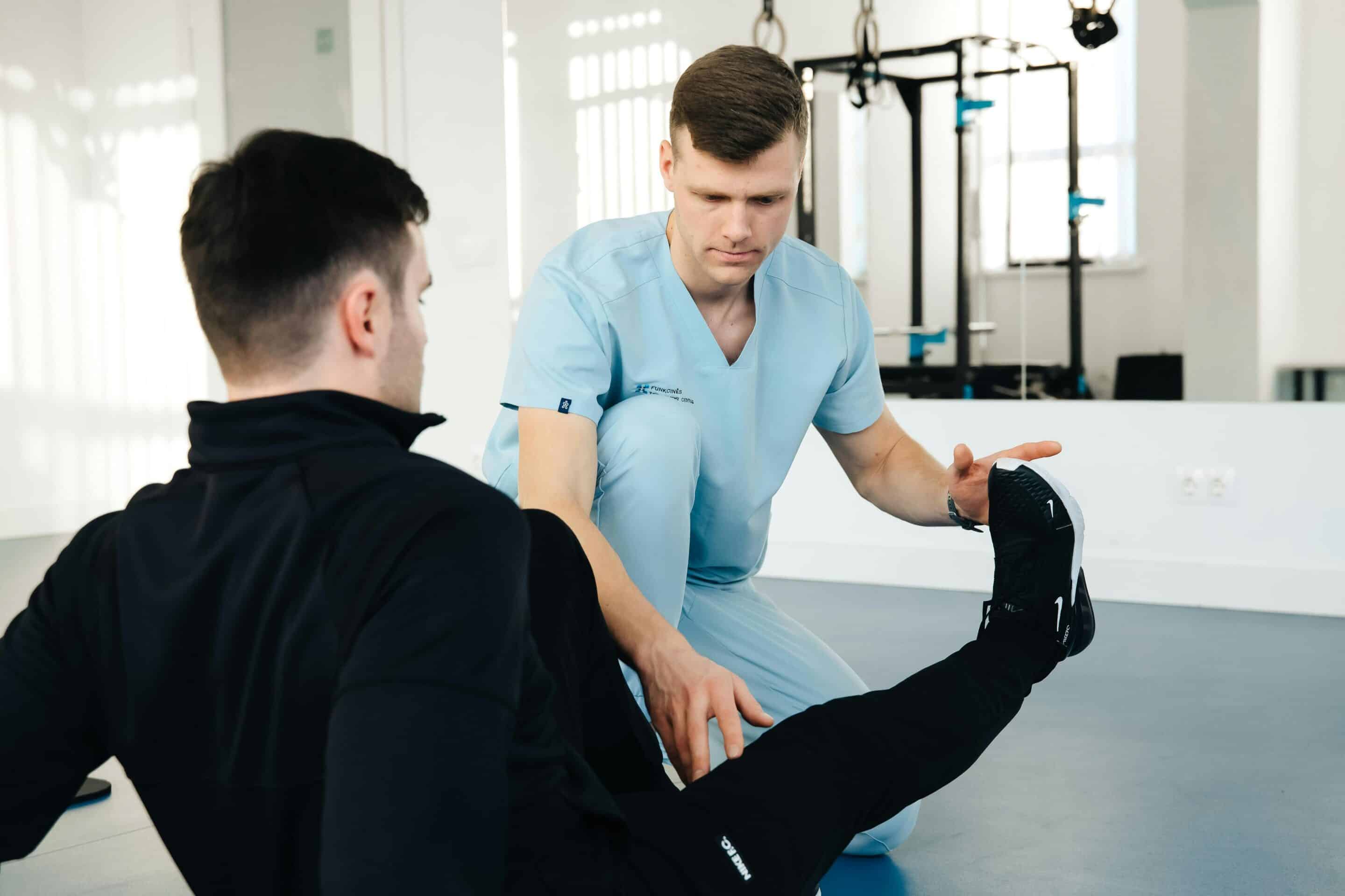Athletic Trainer with pacient<br />
