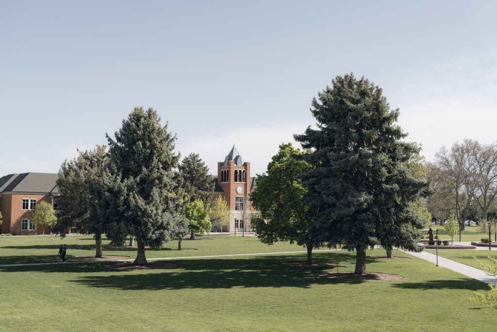 WHY SUMMER IS THE SMARTEST TIME FOR WORKING ADULTS TO START GRAD SCHOOL